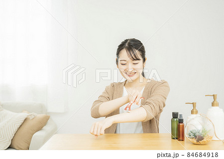 カミソリを使う女性(腕) カミソリを使う女性(腕) 84684918
