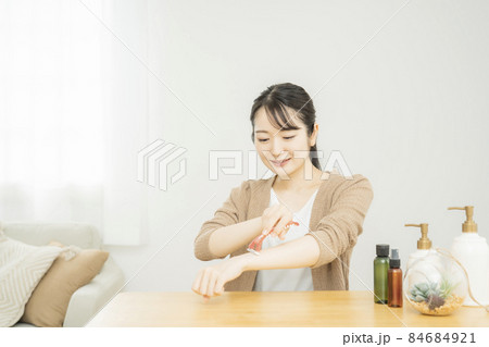 カミソリを使う女性(腕) カミソリを使う女性(腕) 84684921