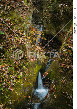 【雨天】晩秋の差切峡・大滝八たん【東筑摩郡筑北村】 84685120