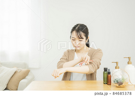 無駄毛を剃る女性（困る） 84685378