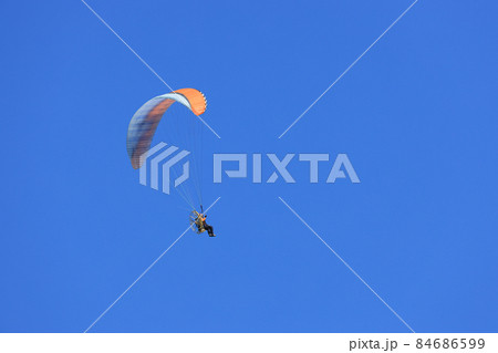 パラグライダー　青空 84686599