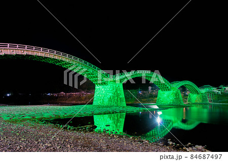 ライトアップされた錦帯橋 山口県岩国市 ライトアップされた錦帯橋 山口県岩国市 84687497