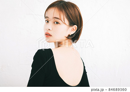 若い女性のヘアスタイル、スキンケアイメージ 84689360