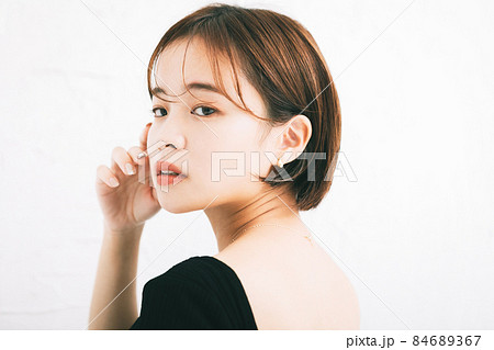 若い女性のヘアスタイル、スキンケアイメージ 若い女性のヘアスタイル、スキンケアイメージ 84689367