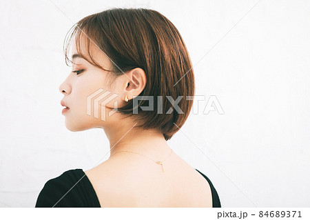 若い女性のヘアスタイル、スキンケアイメージ 若い女性のヘアスタイル、スキンケアイメージ 84689371