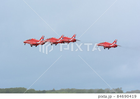 イギリス空軍アクロバットチーム「レッドアローズ」離陸 イギリス空軍アクロバットチーム「レッドアローズ」離陸 84690419