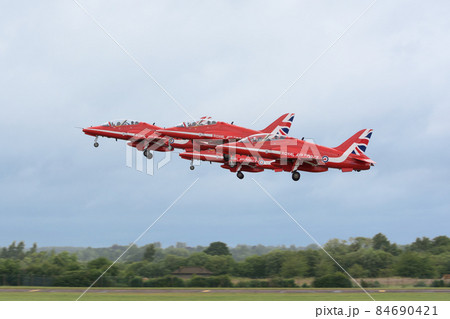 イギリス空軍アクロバットチーム「レッドアローズ」離陸 イギリス空軍アクロバットチーム「レッドアローズ」離陸 84690421
