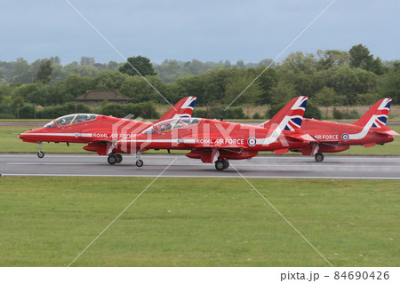 イギリス空軍アクロバットチーム「レッドアローズ」離陸 イギリス空軍アクロバットチーム「レッドアローズ」離陸 84690426