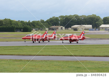 イギリス空軍アクロバットチーム「レッドアローズ」離陸 イギリス空軍アクロバットチーム「レッドアローズ」離陸 84690428