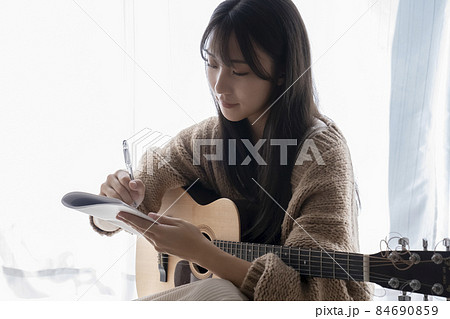 作詞や作曲をする女性 84690859