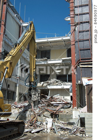 油圧ショベルによる鉄骨造建物解体 油圧ショベルによる鉄骨造建物解体 84690977