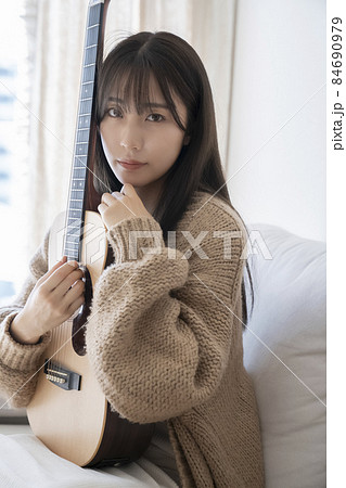 ギターと女性のポートレート 84690979