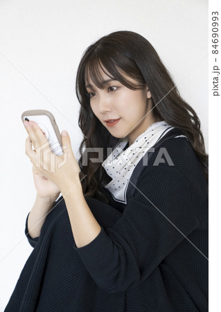 スマホを見る女性のポートレート スマホを見る女性のポートレート 84690993