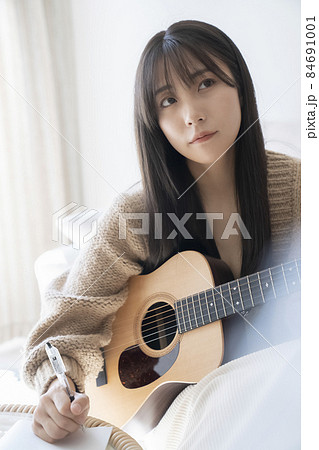 作詞や作曲をする女性 作詞や作曲をする女性 84691001