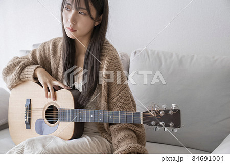 ギターと女性のポートレート 84691004