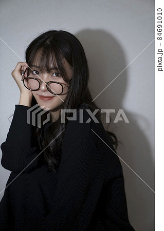 メガネをかけた女性のポートレート 84691010