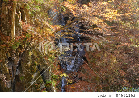 山梨県山梨市三富上釜口 笛吹川に架かる滝 名瀑一之釜の隣に流れる釜沢の滝の紅葉 山梨県山梨市三富上釜口 笛吹川に架かる滝 名瀑一之釜の隣に流れる釜沢の滝の紅葉 84691163