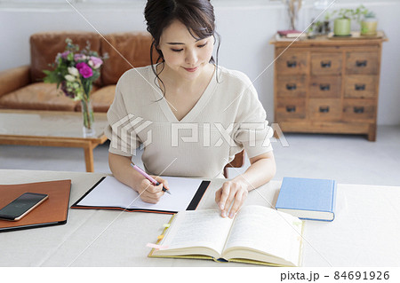 勉強する大人の女性 勉強する大人の女性 84691926