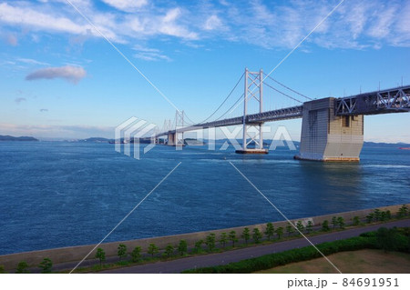 香川県坂出市から瀬戸大橋を望む 84691951