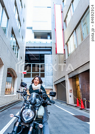 バイク通勤をするビジネスウーマン　渋谷 84692914