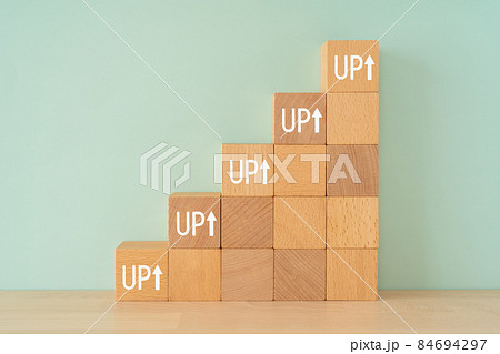 「UP」と書かれた積み木 84694297