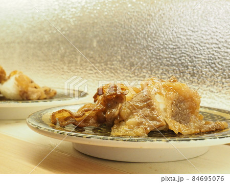 回転寿司の牛カルビ 84695076