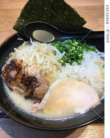 鶏叉焼と豚叉焼が乗ったとんこつラーメン 鶏叉焼と豚叉焼が乗ったとんこつラーメン 84695364