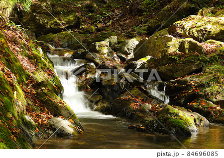 秋の「源氏の滝」。宮城県気仙沼市。 84696085