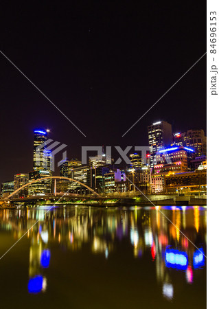 オーストラリア メルボルンのエヴァン・ウォーカー橋とヤラ川沿いの夜景 オーストラリア メルボルンのエヴァン・ウォーカー橋とヤラ川沿いの夜景 84696153