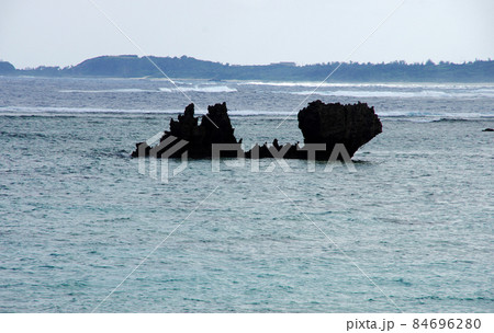 奄美の笠利町の用の海岸の奇岩群 奄美の笠利町の用の海岸の奇岩群 84696280