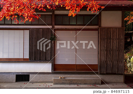 神社境内の紅葉風景-9 神社境内の紅葉風景-9 84697115