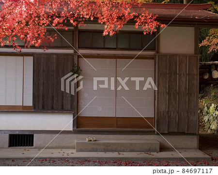 神社境内の紅葉風景-10 84697117