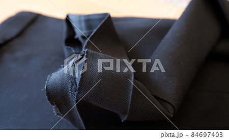 学生服のズボンの裾の穴 84697403