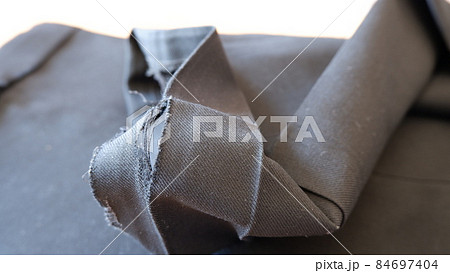 学生服のズボンの裾の穴 84697404