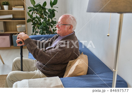 Senior man resting on the sofa 84697577