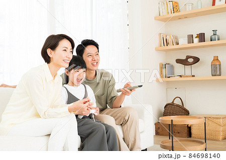 ゲームを楽しむ親子3人のファミリー 84698140