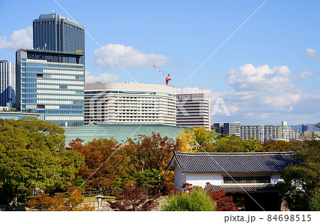 大阪城青屋門と大阪城ホールと大阪ビジネスパークのビル群（大阪市） 84698515