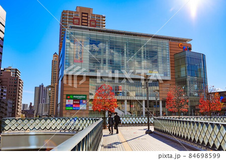 埼玉県　川口市　川口駅東口の都市風景 84698599