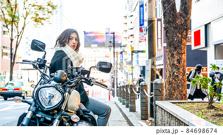 バイク通勤をするビジネスウーマン 渋谷 バイク通勤をするビジネスウーマン 渋谷 84698674