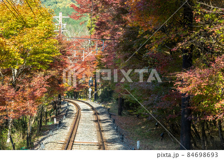 秋の貴船神社と周辺の風景 84698693