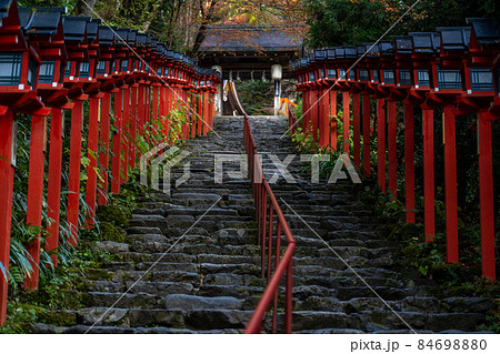 秋の貴船神社と周辺の風景 84698880