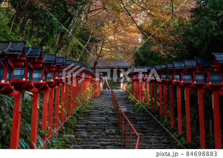 秋の貴船神社と周辺の風景 84698883