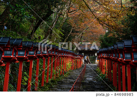 秋の貴船神社と周辺の風景 84698985