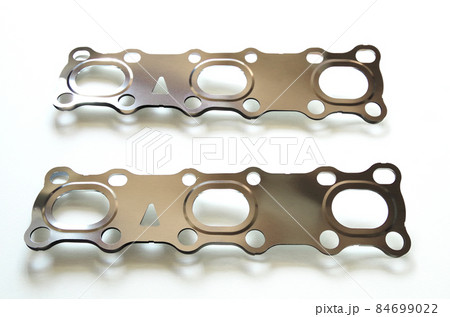 V型6気筒エンジンのシリンダーヘッドとエキゾーストマニフォールドの接続部分に装着する純正のガスケット 84699022