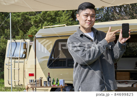 若い男 若い男性 キャンプ 84699825