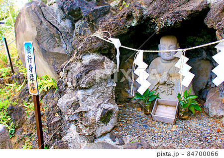 【東京】春の渋谷・鳩森八幡神社　冨士塚の食行身祿像 84700066