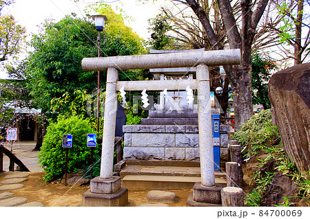 【東京】春の渋谷・鳩森八幡神社　冨士塚山裾の御影石の里宮（浅間社） 84700069
