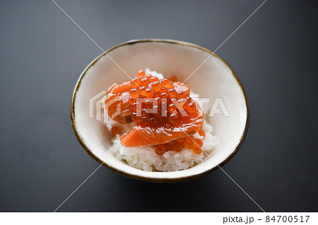 鮭とイクラの醤油漬けごはん 鮭とイクラの醤油漬けごはん 84700517