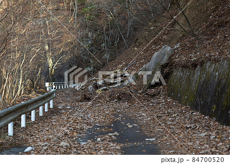 土砂崩れした道 土砂崩れした道 84700520