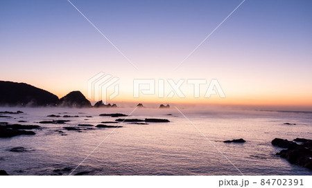 《和歌山県》串本町　田原海岸　夜明け 84702391